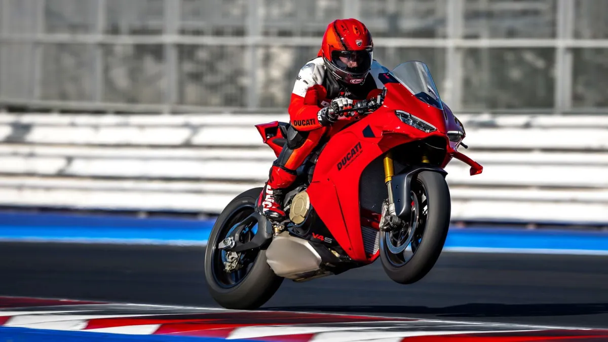 El nuevo misil de Ducati tiene 218 CV para solo 187 kilos y tecnología de MotoGP: la Panigale V4 2027 es todavía más rápida, y no solo por la potencia