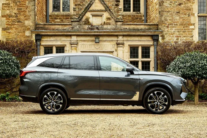 El Skoda Kodiaq de MG es el chollo familiar de 2026, cuesta 16.000 € menos, tiene 7 plazas, 300 CV y hace 100 km antes de arrancar su motor de gasolina