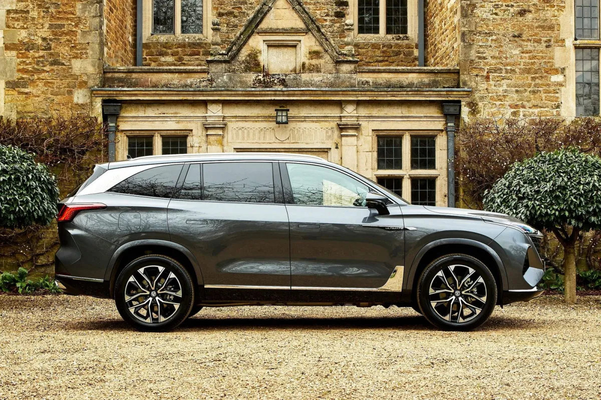 El Skoda Kodiaq de MG es el chollo familiar de 2026, cuesta 16.000 € menos, tiene 7 plazas, 300 CV y hace 100 km antes de arrancar su motor de gasolina