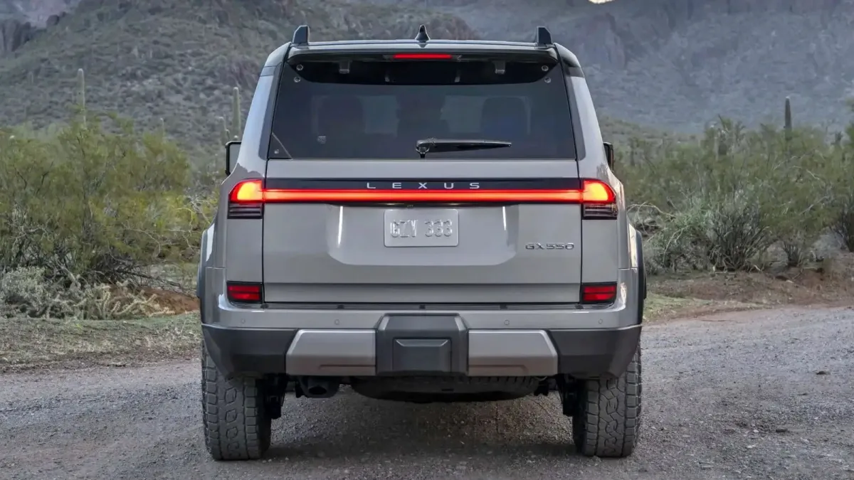 El Toyota Land Cruiser de Lexus tiene un motor V6 biturbo de 350 CV, interior de lujo y es la perfecta alternativa todoterreno al Clase G
