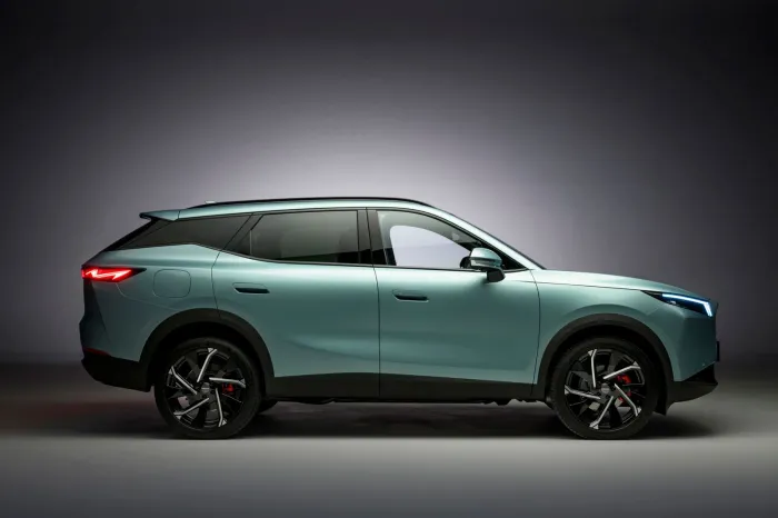 El Toyota RAV4 de Omoda apunta a ser el chollo de 2026, cuesta 7.000 € menos, tiene 279 CV y durante 92 km funciona como un eléctrico