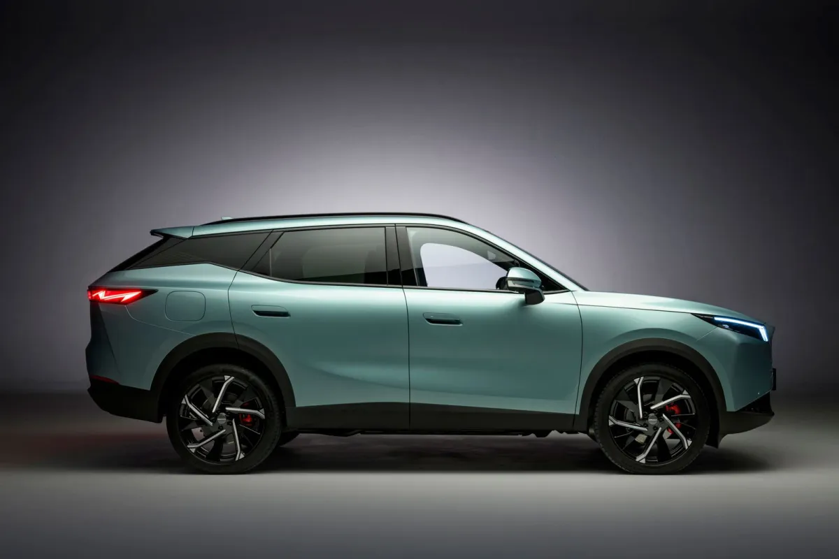 El Toyota RAV4 de Omoda apunta a ser el chollo de 2026, cuesta 7.000 € menos, tiene 279 CV y durante 92 km funciona como un eléctrico