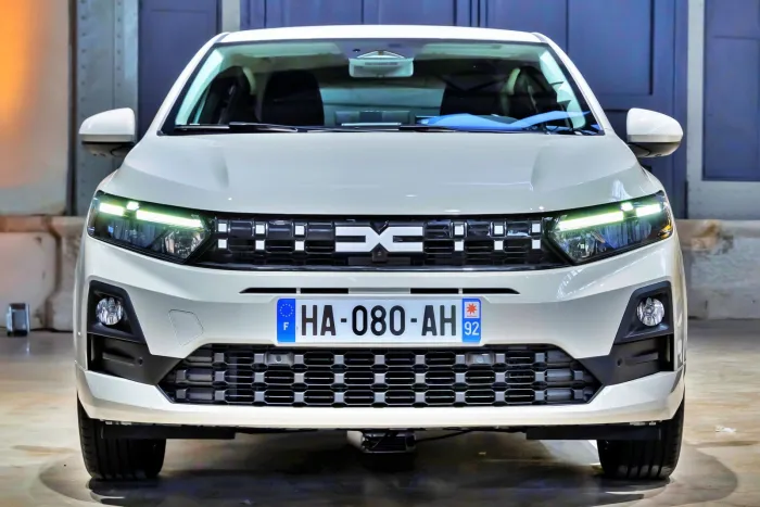 El Toyota Yaris de Dacia es el utilitario híbrido de 155 CV y 4,2 l/100 km que España pide