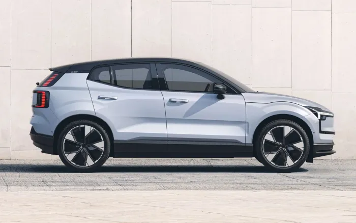 El Volvo más barato tiene 272 CV, moverte con él cuesta menos que ir en moto y por 23.450 € tiene precio de coche chino, pero es marca premium y te regalan el cargador doméstico