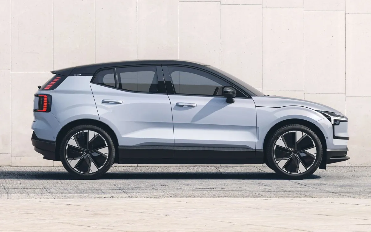 El Volvo más barato tiene 272 CV, moverte con él cuesta menos que ir en moto y por 23.450 € tiene precio de coche chino, pero es marca premium y te regalan el cargador doméstico