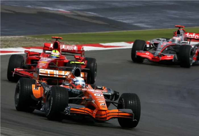 En 2007 un piloto semi-amateur se presentó a una carrera de F1 y todos se rieron de él. Estableció dos récords imposibles de batir