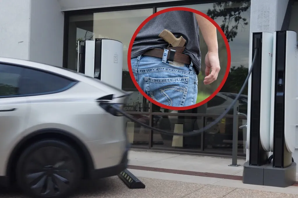 En EEUU te pueden meter un tiro mientras cargas tu coche eléctrico, así que los Tesla ahora pueden salir pitando sin llevarse puesto el cargador