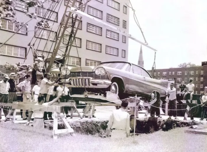Enterraron un Plymouth nuevo para hacer una cápsula del tiempo y lo dejaron allí durante 50 años. La sorpresa llegó el día de abrirla
