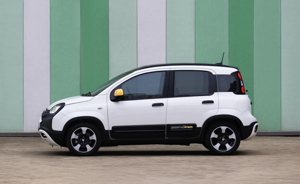 Entre tanto coche chino el Toyota Yaris de Fiat es el coche barato que España necesitaba, delante de nuestras narices por 99 € al mes, con etiqueta ECO y 5 l/100 km