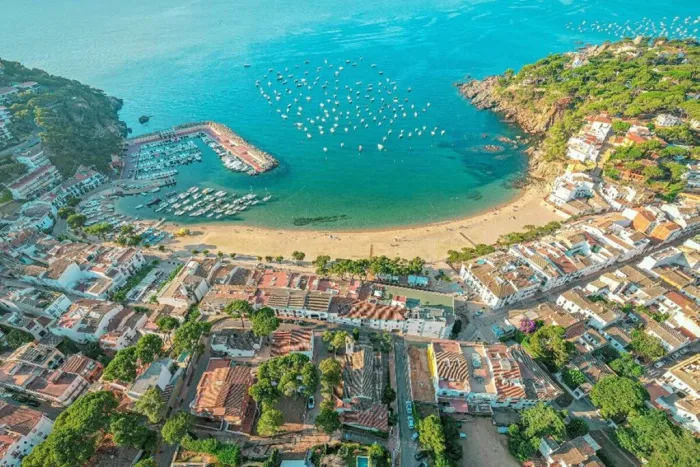 Era uno de los pueblos pesqueros más bonitos de la Costa Brava, pero el turismo lo ha convertido en un parque temático para viajar en camper