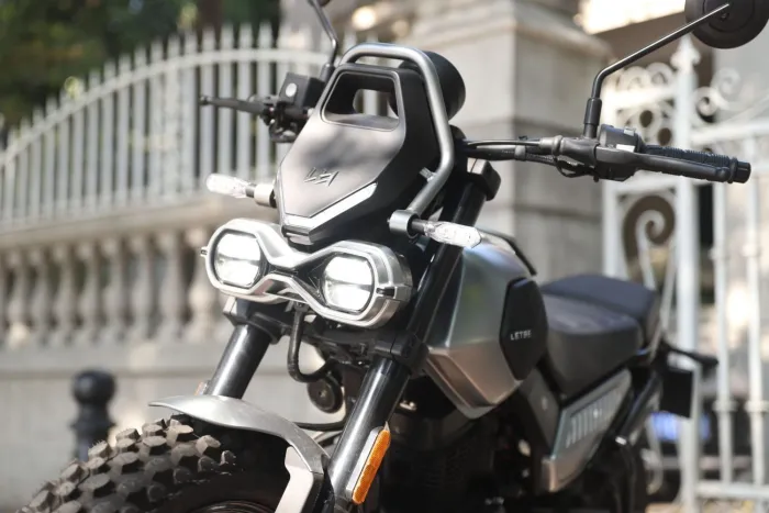 Es la moto campera low-cost más llamativa, una todoterreno de 220cc muy equipada que además de barata, gasta solo 2,0 L/100