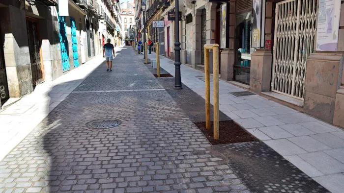 Es oficial: desde hoy, 1 de octubre, aunque no haya paso de cebra los coches tendrán que ceder el paso a los peatones en estas calles