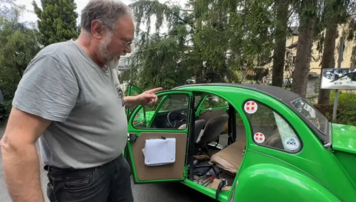 “Es una pequeña cabina para irse de vacaciones”: este jubilado ha camperizado su clásico Citroën 2CV con una cocina y una cama de 2,5 metros