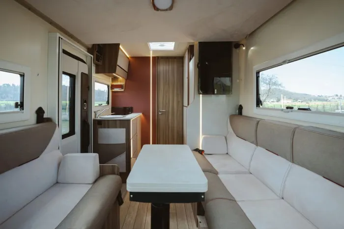¿Espacio de 7,40 metros en menos de seis? Ojito a esta nueva autocaravana slim muy económica con baño y salón gigantes