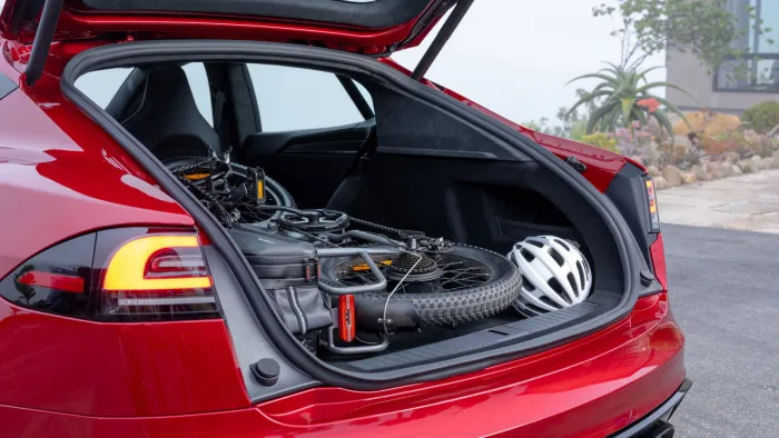 España bate su récord de coches eléctricos: 17.638 en un mes y ahorrar más de 2.000 euros al año ayuda a entender por qué