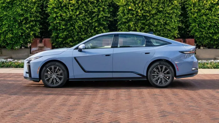 España sigue obsesionada con los alemanes cuando el Mercedes Clase E de Lexus tiene, por 4.000 € menos, fama de no romperse, etiqueta ECO y gasta 4,8 l/100 km
