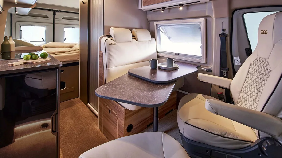Esta camper guarda la cama sobre el salón, que es enorme para una furgoneta de su tamaño, y ya está a la venta en España