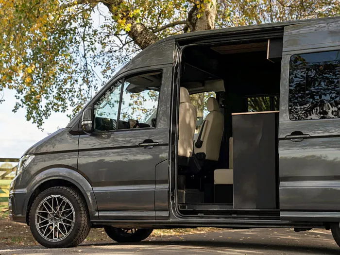 Esta Volkswagen Crafter es una casa para cuatro: tiene baño completo, ducha, air fryer y un sistema eléctrico de 48 V