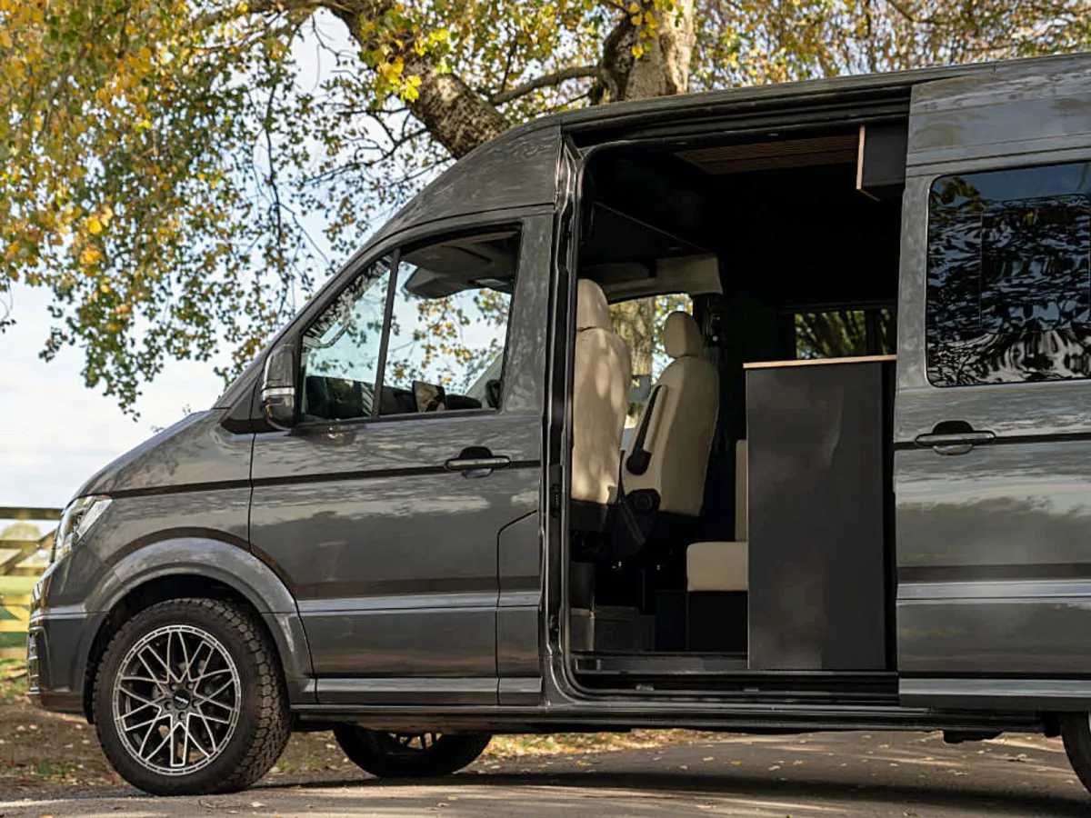 Esta Volkswagen Crafter es una casa para cuatro: tiene baño completo, ducha, air fryer y un sistema eléctrico de 48 V