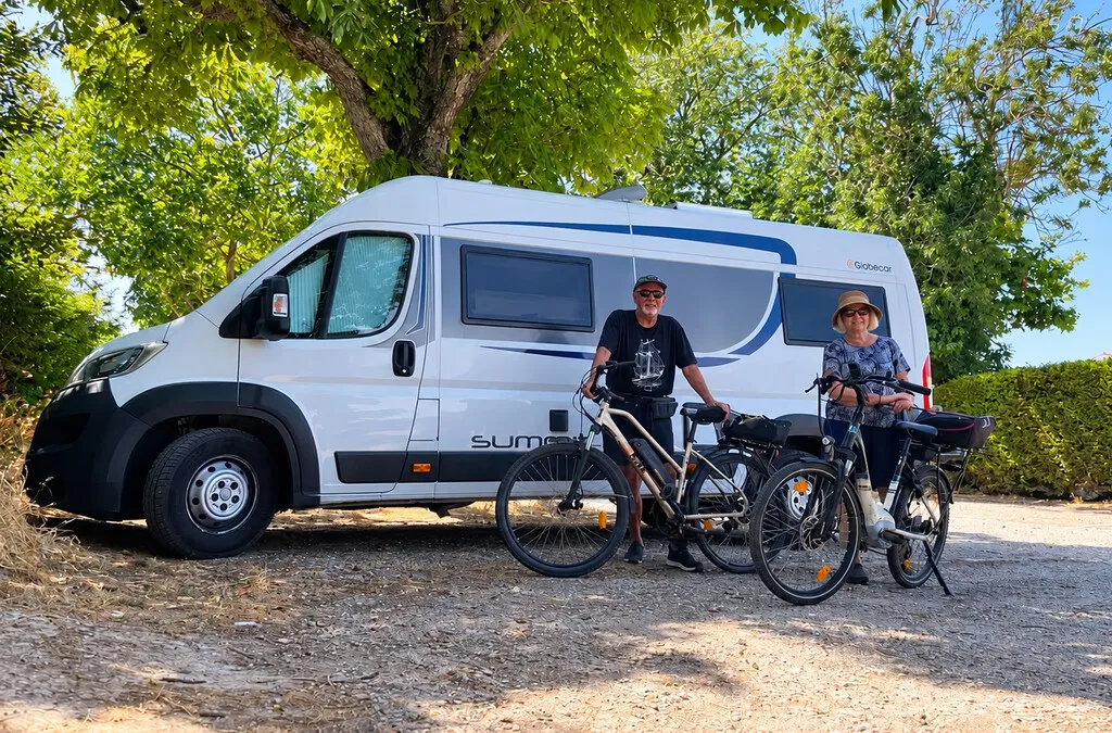 “Estaba constantemente estresada en los pueblos”. Esta pareja vivía en autocaravanas enormes, hasta que descubrieron que la clave era una camper más pequeña