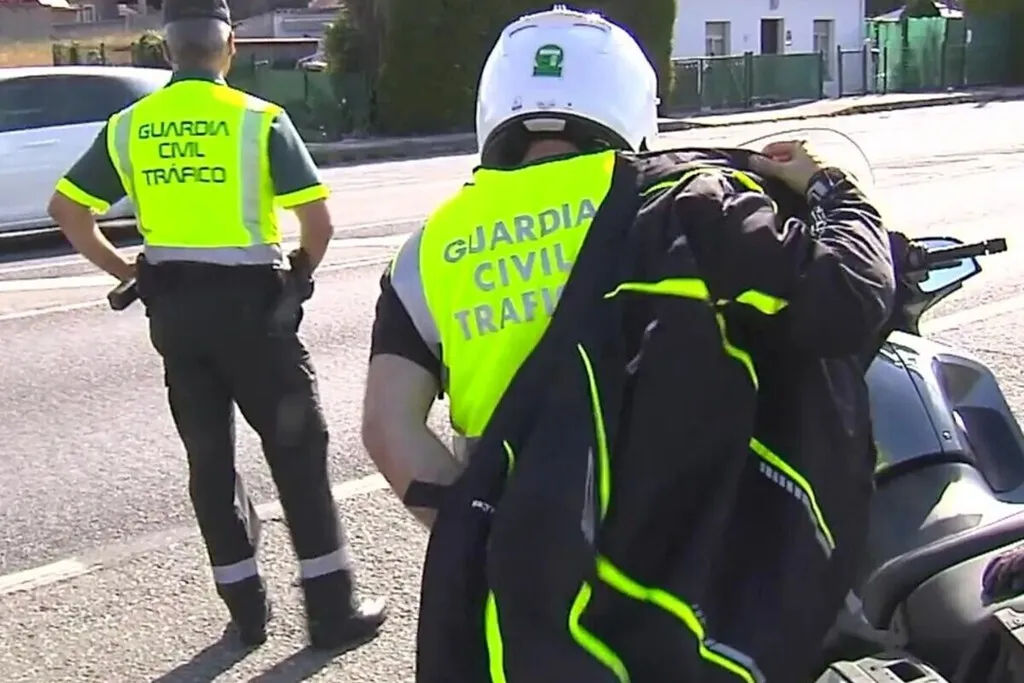 Estas son las nuevas normas que pueden terminar en multa con los últimos cambios de la DGT. La Guardia Civil extrema la vigilancia