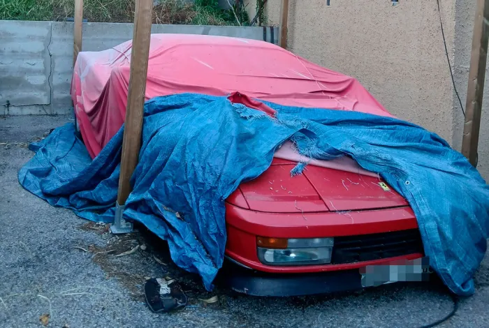 Este Ferrari Testarossa lleva abandonado dos décadas entre basura