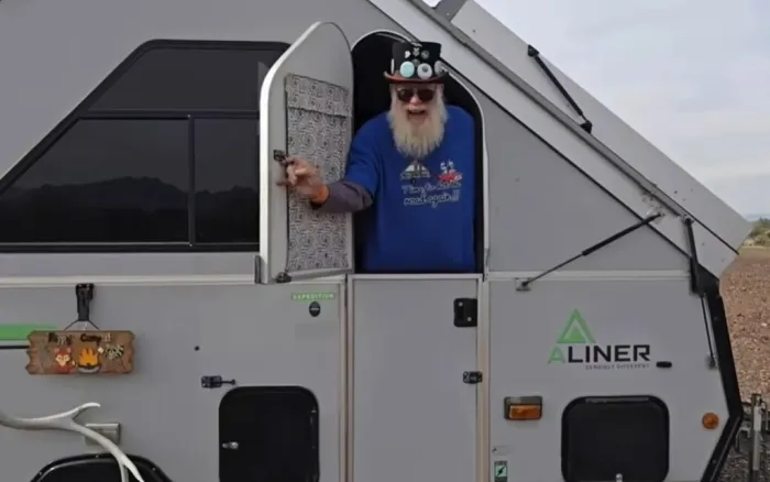 Eugene, jubilado de 71 años, vive en una camper plegable: “Llevo años viviendo así, pero hay algo que empieza a frenarme”