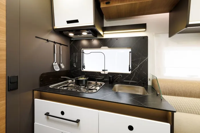 Fabricada en España, esta autocaravana cuenta con garaje, baño, ducha y dormitorio separado, una opción perfecta para perderse