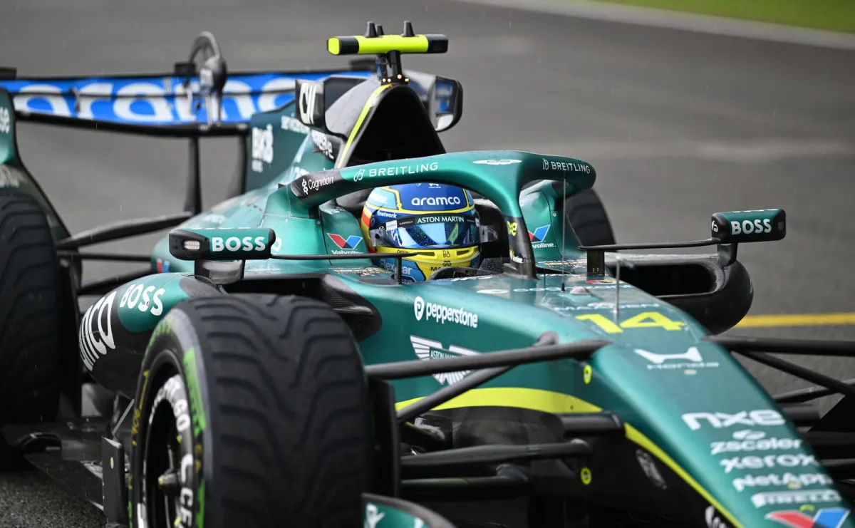 Fernando Alonso convierte el caos en su mejor resultado del año y Carlos Sainz se queda sin premio