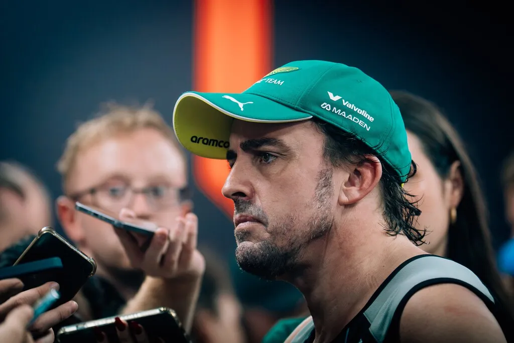 Fernando Alonso explota contra Honda: "Este motor es ridículo"