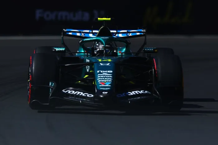 Fernando Alonso hace visible su enfado tras el contacto con Carlos Sainz en el Gran Premio de España