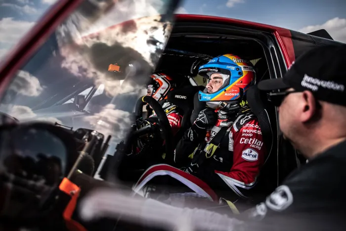 Fernando Alonso prepara su regreso al Dakar junto a Aston Martin para 2027