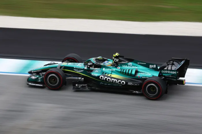 Fernando Alonso y Carlos Sainz se citan de nuevo en pista: 12º y 13º en una sorprendente clasificación en Sepang
