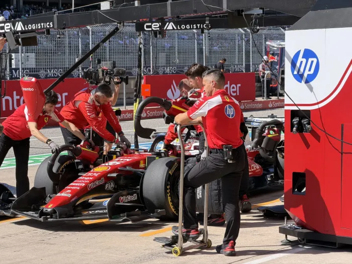 Ferrari aterriza en Estados Unidos luciendo decoración y mejoras para llevarse el mejor tiempo en la FP1