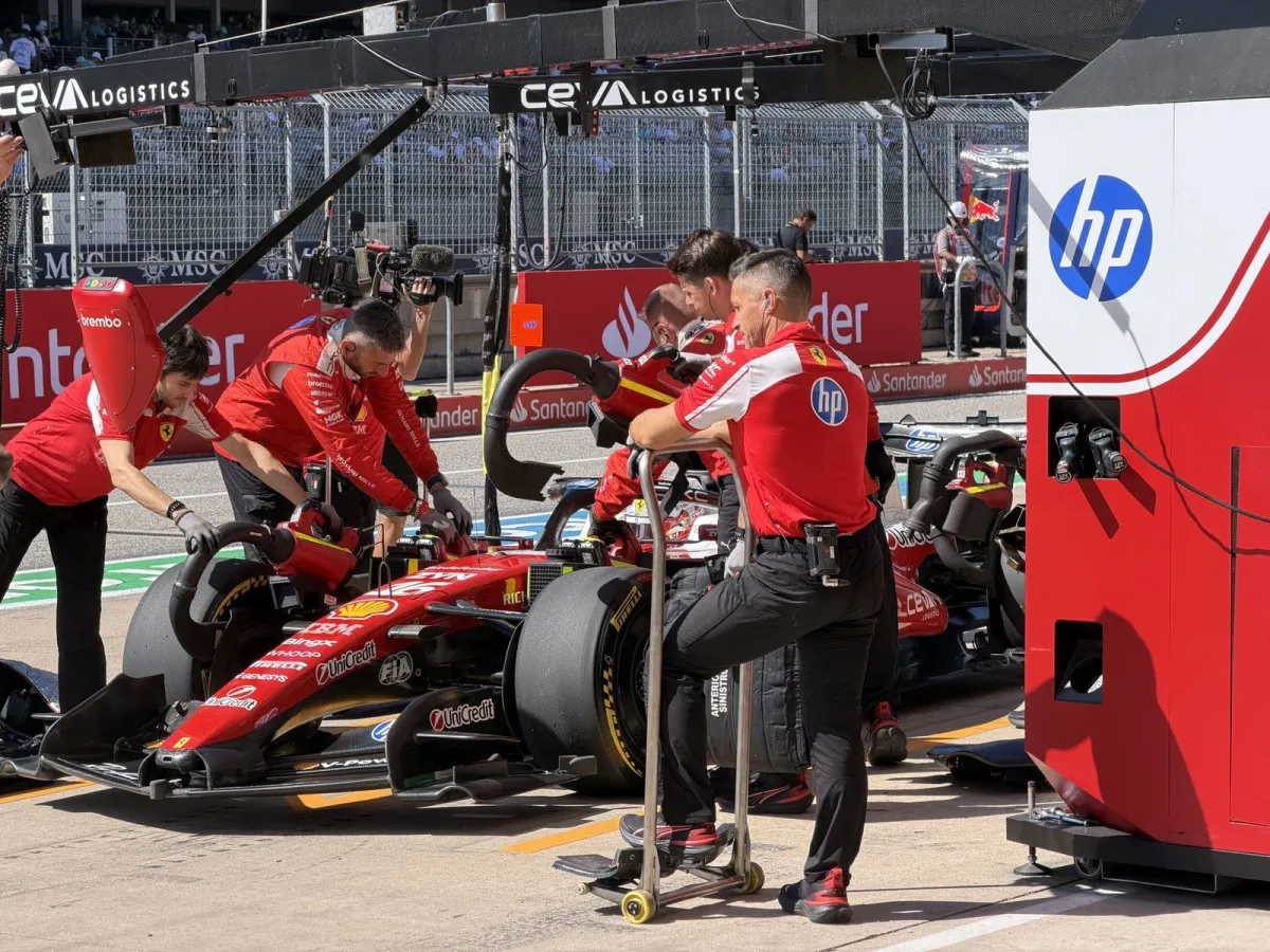 Ferrari aterriza en Estados Unidos luciendo decoración y mejoras para llevarse el mejor tiempo en la FP1