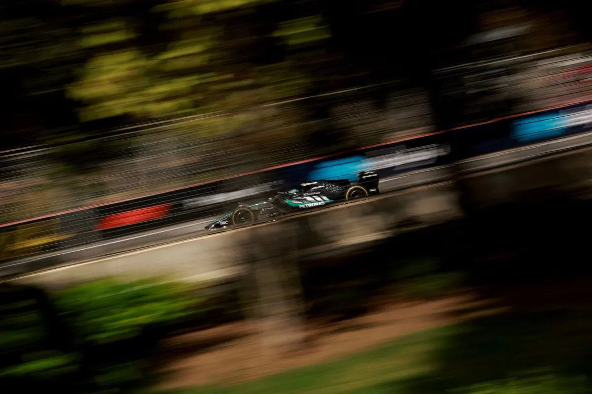 George Russell conquista la Pole en Bakú mientras que Andrea Kimi Antonelli comete su primer gran error del año