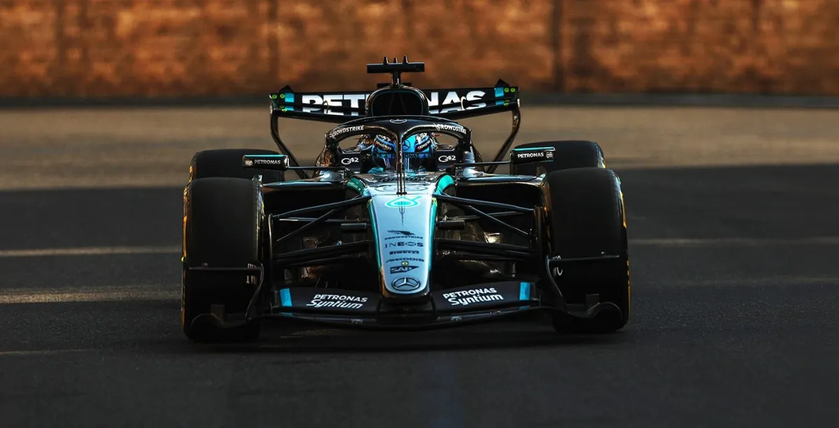 George Russell domina la FP2 de Bakú con Andrea Kimi Antonelli a medio segundo y Fernando Alonso sin rodaje
