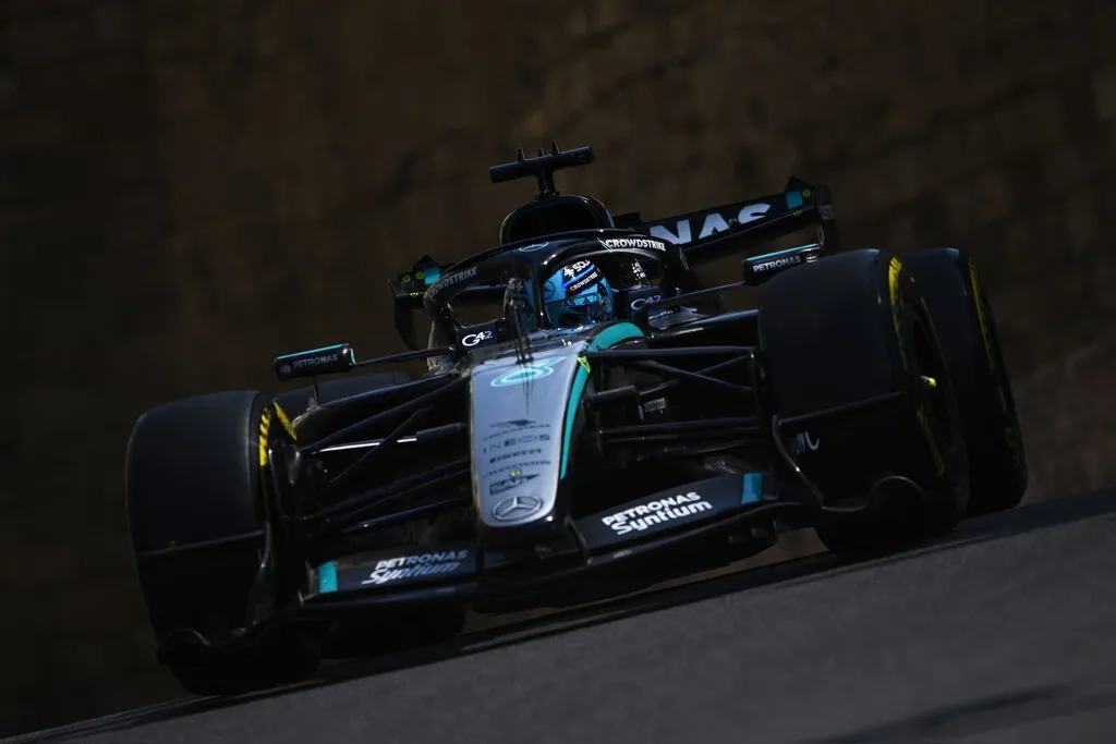 George Russell hace la pole de viernes en Bakú, Kimi Antonelli se estrella y Carlos Sainz aprovecha las mejoras de Williams