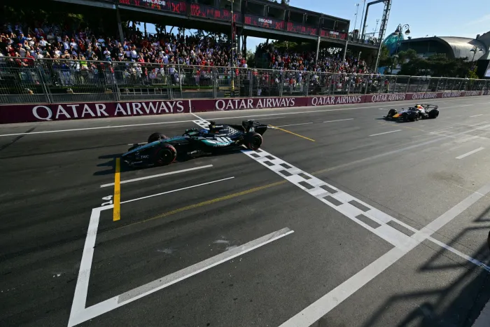 George Russell vence de forma apurada un Gran Premio de Azerbaiyán de dos mitades