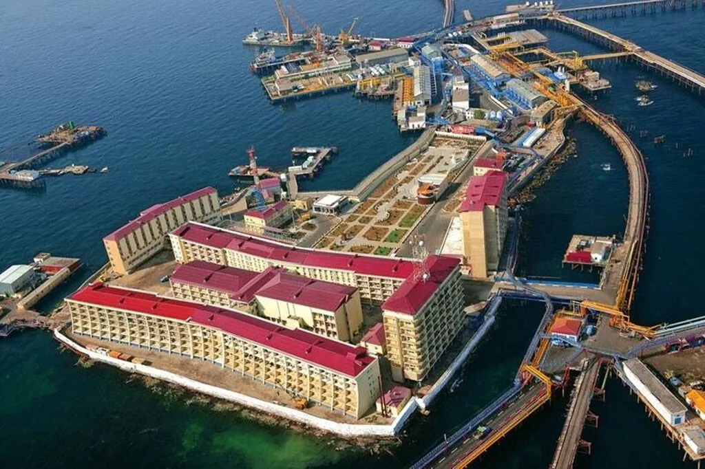 Hace 77 años la URSS levantó una ciudad del petróleo sobre siete barcos hundidos. Hoy aún trabajan allí 2.000 personas