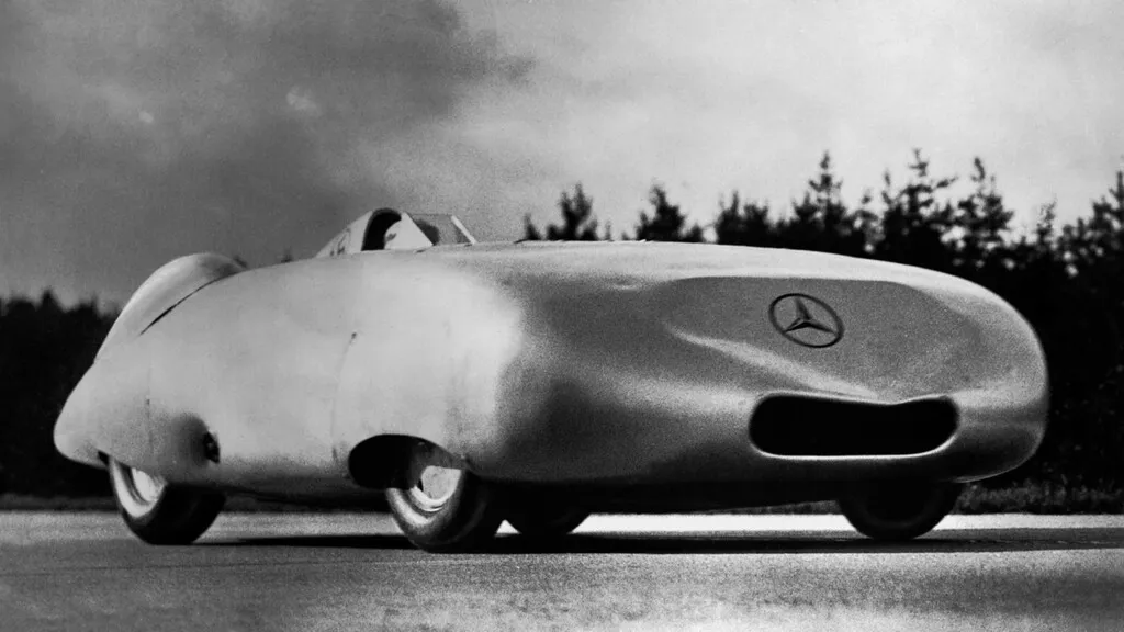 Hace 90 años aún no existía la aerodinámica, pero Mercedes-Benz puso un coche a 432 km/h. El récord duró hasta 2018