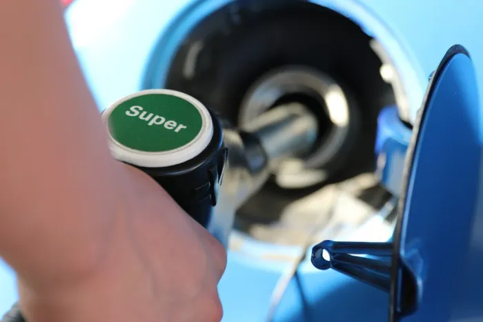 Hasta 160 euros de multa por echar gasolina con la radio encendida o las luces puestas. Esta es la forma correcta de repostar