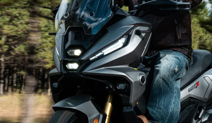 Hay un nuevo Golf GTI de dos ruedas y por 6.288 € quiere ser la alternativa barata, pero también modesta, a la insuperable Yamaha TMAX