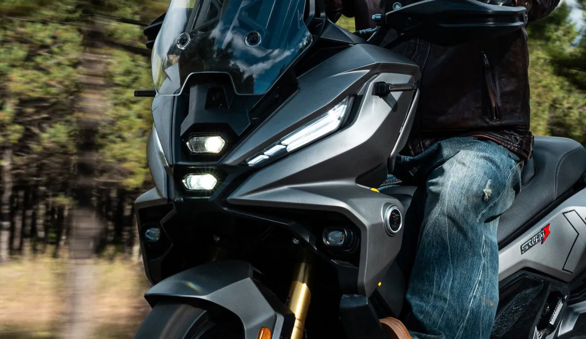 Hay un nuevo Golf GTI de dos ruedas y por 6.288 € quiere ser la alternativa barata, pero también modesta, a la insuperable Yamaha TMAX