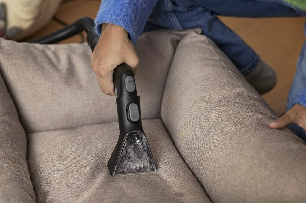 He estado probando la lava aspiradora de Karcher. Me ha convencido de que la tapicería del coche está sucia aunque crea que está limpia