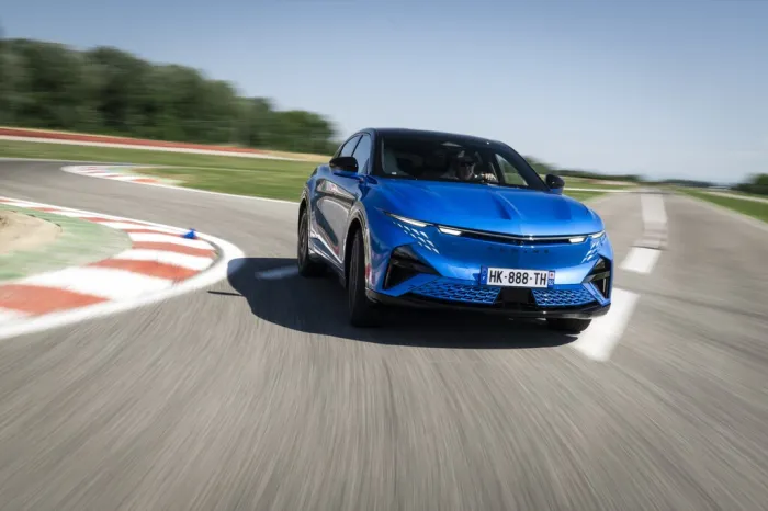 He probado el Alpine A390 GTS: el Macan GTS francés es capaz de sacar su lado más cañero con derrapajes impensables para un coche eléctrico de su peso y tamaño
