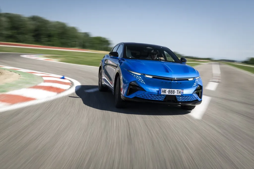 He probado el Alpine A390 GTS: el Macan GTS francés es capaz de sacar su lado más cañero con derrapajes impensables para un coche eléctrico de su peso y tamaño