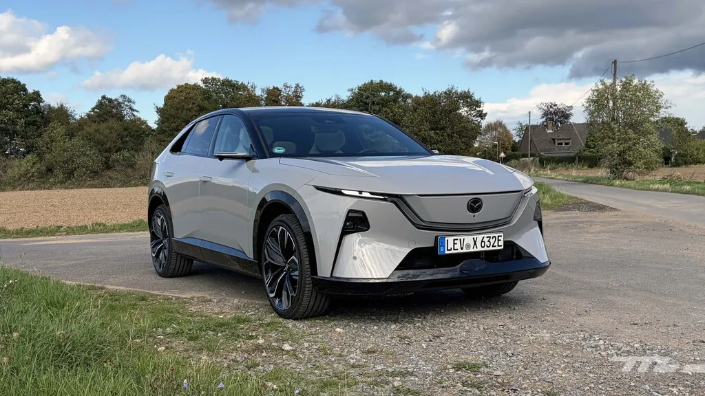 He probado el Mazda CX-6e: un SUV eléctrico con tanto tecnología china que ya no parece un coche japonés, para lo bueno y para lo malo