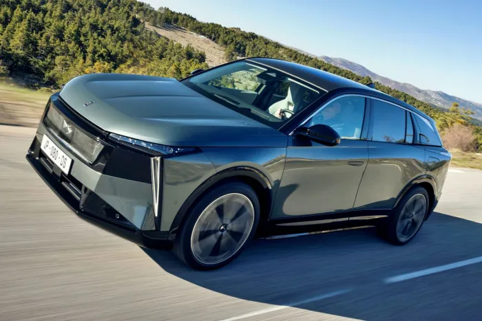 He probado el nuevo DS Nº7, el híbrido y el eléctrico, y tengo clarísimo qué motor elegiría y por qué merece la pena frente a los SUV alemanes