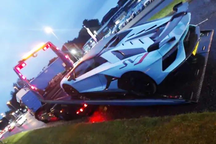 Inmovilizan cinco Lamborghini y un Mercedes Clase G en una autopista por circular a 27 km/h: "No toleraremos un comportamiento peligroso al volante"